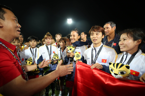 Trước thất bại đội tuyển bóng đá nam, đội tuyển bóng đá Nữ Việt Nam đã “đòi lại danh dự” với huy chương vàng Sea Game 