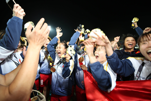 Trước thất bại đội tuyển bóng đá nam, đội tuyển bóng đá Nữ Việt Nam đã “đòi lại danh dự” với huy chương vàng Sea Game