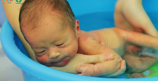 Bác sĩ bệnh viện Nhi Trung Ương hướng dẫn bố mẹ tắm bé tại nhà