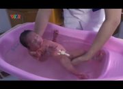 Tắm cho trẻ sơ sinh chưa rụng rốn – Sữa Viện Dinh Dưỡng