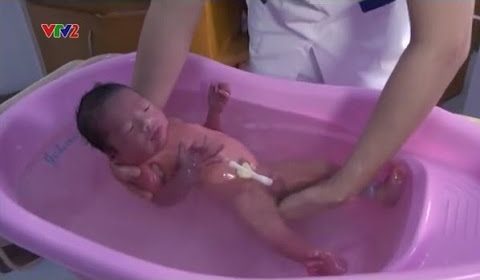 Tắm cho trẻ sơ sinh chưa rụng rốn – Sữa Viện Dinh Dưỡng