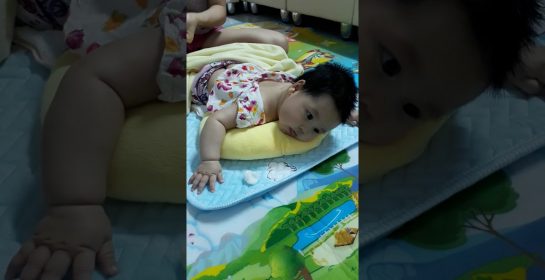 Bé 4 tháng tuổi mát xa – rất biết hưởng thụ ^_^ | Cẩm nang chăm sóc bé yêu