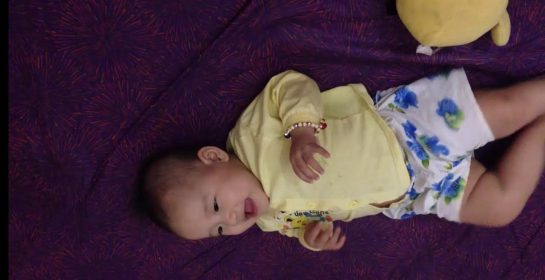 bé 6 tháng 1 tuần tuổi chơi ú òa với mẹ – chăm sóc mẹ và trẻ em