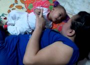 Người Mẹ Việt Nam chăm con – Bé 3 tháng tuổi