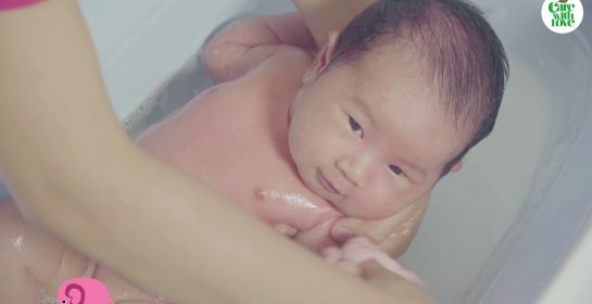 Cách tắm bé sơ sinh tại nhà| Chăm sóc bé Care With Love| TRAN THAO VI OFFICIAL
