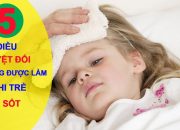 Khi trẻ bị sốt, cha mẹ tuyệt đối không làm 5 điều sau