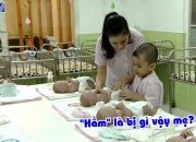 Xuân Hiếu – Ngọc Hương hướng dẫn con chăm sóc em bé.