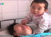 Cảm động câu chuyện cô bé 3 tuổi một mình chăm mẹ bị tai nạn